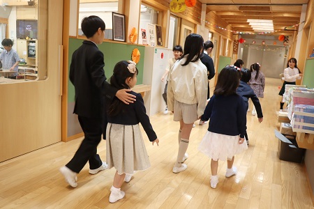 6年生が教室まで案内