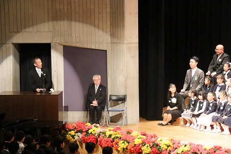 1年生の顔を見ながら語りかける高橋校長