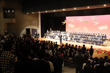 在校生全員の合唱で歓迎