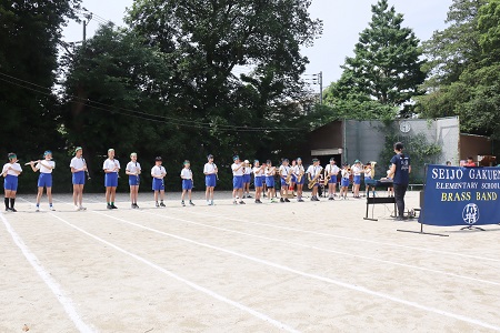 ブラスバンド部の演奏が合同体育幕開けの合図