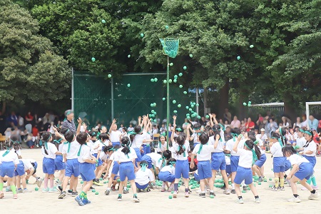 1・2年生の玉入れ