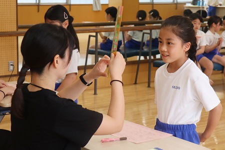保健指導 定規を使って、身長がどのくらい伸びたか確認しました