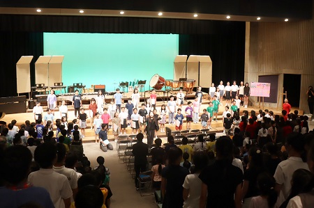 1曲目は全校児童による「成城学園初等学校の歌」