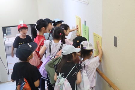 班の仲間と協力して校内に掲示されたクイズを解きました