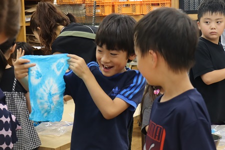 2年藤組は絞り染めを体験