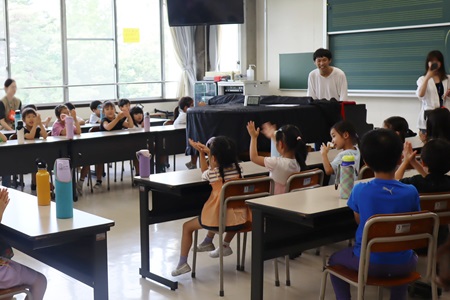 1年橙組は外部講師の音楽の先生と音楽で仲良くなる時間を過ごしました