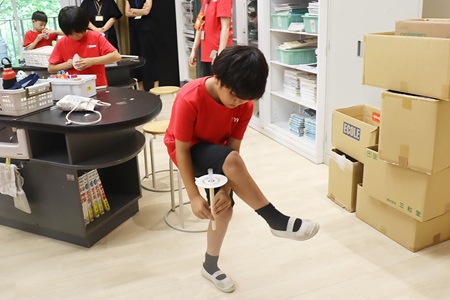 さらに棒の上でコマを回す曲ごまも体験しました。 コマを回しながら足の下をくぐらせる強者も登場