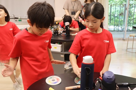 3年柚組は工作に挑戦。前半は手作りコマの作成