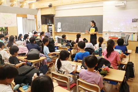 各クラスに戻った先生方が児童たちに状況説明