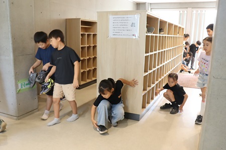 引き取りに備えて外履きに履き替える児童たち
