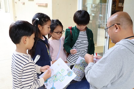 1年柊組　英語でトレジャーハント 謎が解けたら、シールのプレゼントがありました