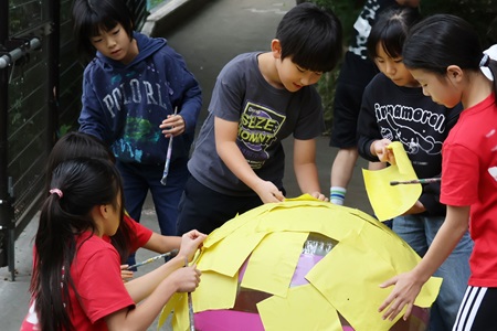 クラスみんなで協力して作業しました