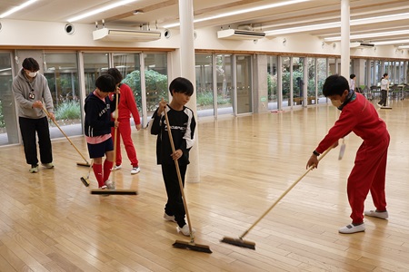 掃除の時間も一緒に体験してもらいました