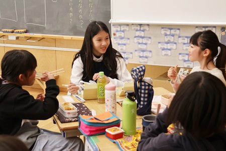 ランチの時間。和やかな雰囲気に自然と笑みがこぼれます  