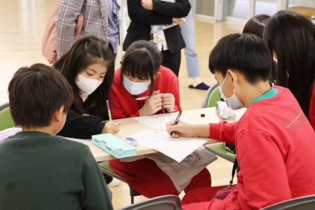 英語のワークに協力して取り組みます