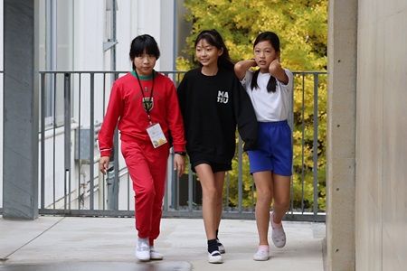 学内ではスクールバディが台湾の児童をサポートします