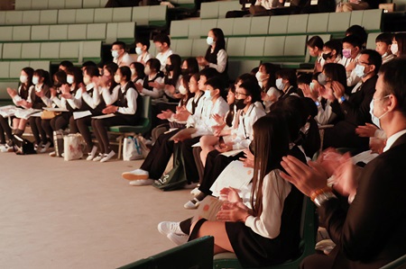 劇終了後、会場から大きな拍手が送られました