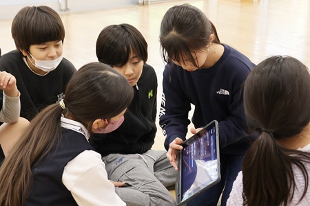 タブレットの翻訳機能を使って分からない単語を伝えてコミュニケーションをはかりました