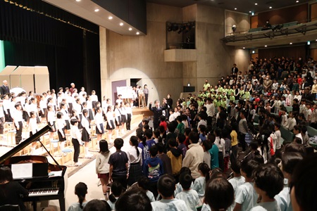 全校児童による「成城学園初等学校の歌」