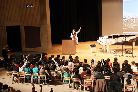 「クラゲ館に行った人！」という問いかけにもたくさんの手があがりました