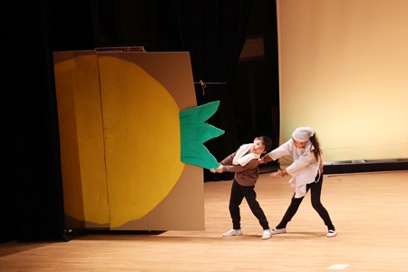 柚が大好きなおじいさんが育てた、岩のように大きな柚。引っ張ってもびくともしません。