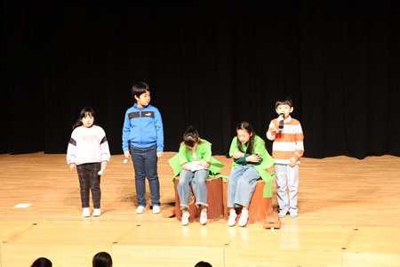 MASAKIの森に、寒さでこごえるキリギリスがいました。