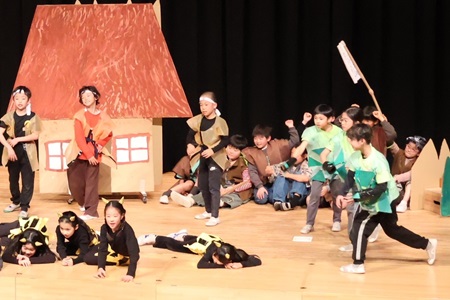 「鬼は外！」最後はみんなで豆をぶつけて鬼を撃退！