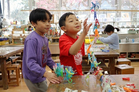 色とりどりの洗濯バサミで自由に造形 （１年　柊組）