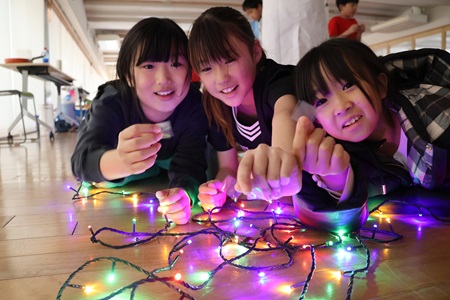 回折格子で光を見る科学実験（４年　桧組）