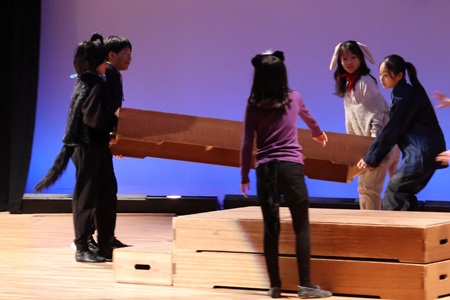 大道具をみんなで運ぶ（５年　松組）