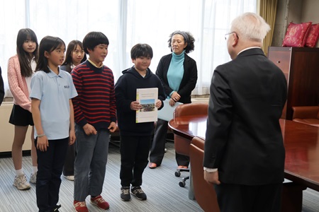 参加した児童と旅に同行してくれた先生が、学園長室を訪問