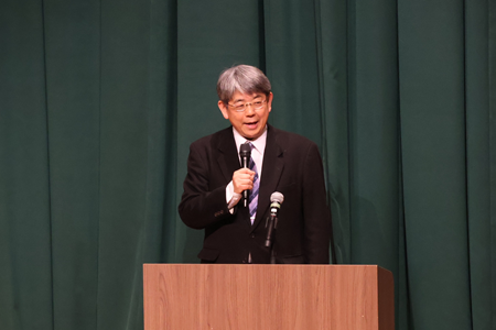 初等学校での思い出やこれからの楽しみについて語る篠田先生