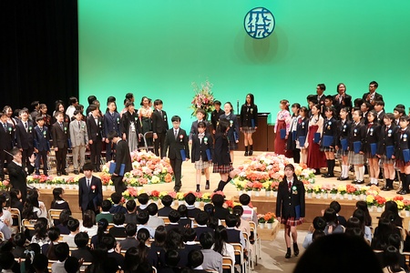 大きな拍手の中、卒業生が退場します