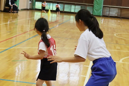 カニさん歩きうまくできるかな？（体育）