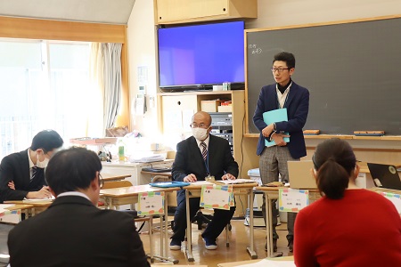 公開授業の後は協議会（指導講評）が行われました 写真は映像の協議会
