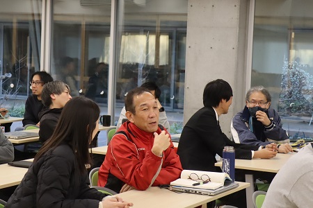 意見交換をする参加者たち