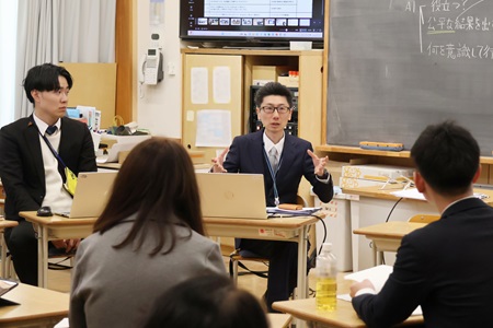 公開授業の後は協議会（指導講評）が行われました 写真は映像の協議会