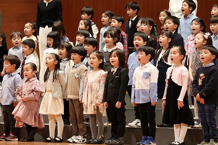 幼稚園全園児によるうた