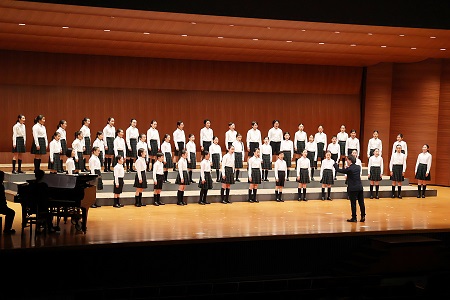 初等学校合唱部による合唱