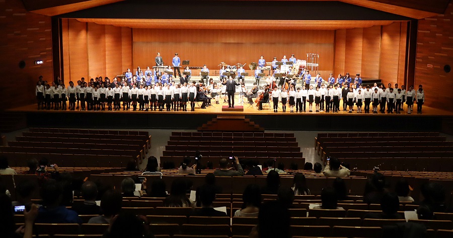 フィナーレは会場の皆さんで「ふるさと」を合同合奏