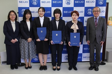 ［大学］学生活動奨励賞を受賞　右端：杉本学長、左端：小林真由美教授、左から2番目：森由美特任教授