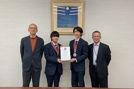 ［高校］校長先生・副校長先生との懇談会　左端：中村雅浩校長、右端：皆川一弘副校長