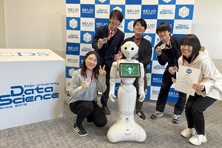 大会よりメダルと賞状が贈呈