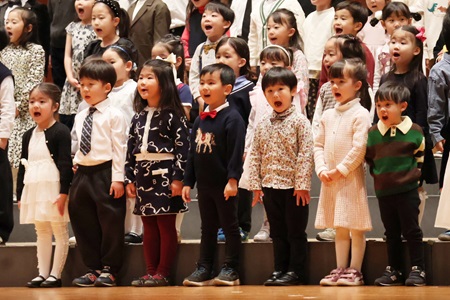 幼稚園全園児によるうた