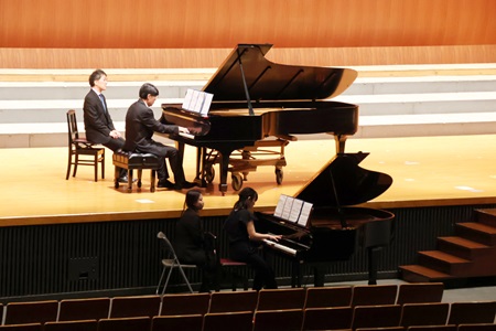 初等学校と高等学校の教員による演奏