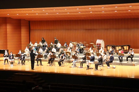 曲調の異なる3曲を披露し、観客を楽しませてくれました