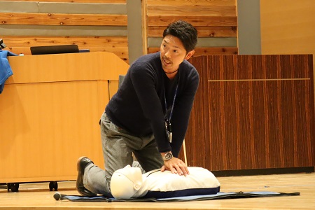 松本教諭から正しく効果的な胸骨圧迫の方法を習いました