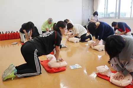 最後は全員で胸骨圧迫と人工呼吸を繰り返して行いました