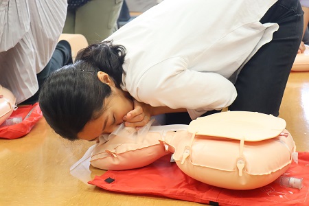 正しく人工呼吸ができると肺が空気で満たされ胸部が膨らむのが分かります