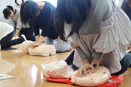 先生の見本を参考に胸骨圧迫の正しいリズムと強さを学びます